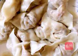 Illustration of how to make pork, mushroom, and green onion dumplings 7