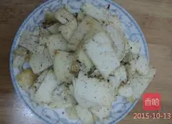 Illustration of how to make fried steamed bun slices 3