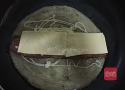 Illustration of how to make bacon cheese hand pancakes 11