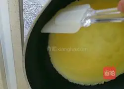 Illustration of how to make cream strawberry crepe 5