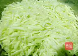 Illustration of how to make zucchini egg pie 2