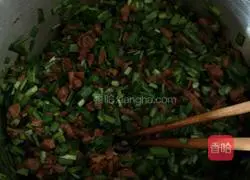 Illustration of how to make steamed buns with sauced meat and chives 8