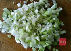 Illustration of how to make pork and cowpea filling dumplings 6