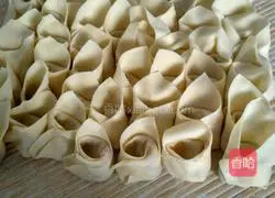 Illustration of how to make oyster mushroom and pork wontons 15