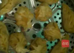 Illustration of how to make mushroom and carrot meat dumplings 11
