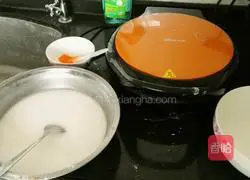 Illustration of making rice rolls with eggs and minced meat in electric baking pan 1