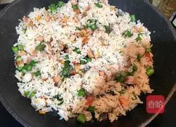 Illustration of how to make ham sausage and asparagus fried rice 7