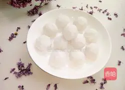 Illustration of making handmade strawberry glutinous rice balls 11