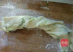 Illustration of how to make scallion pancakes 8