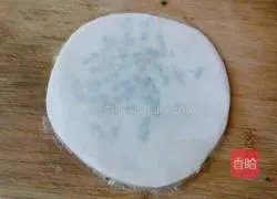 Illustration of how to make dumpling skin scallion pancakes 4