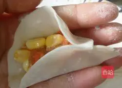 Illustration of how to make carrot, corn and pork dumplings 7