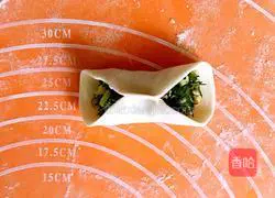 Illustration of how to make fan-shaped dumplings 9