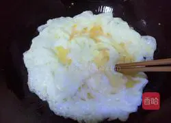 Illustration of how to make leek and egg dumpling stuffing 8