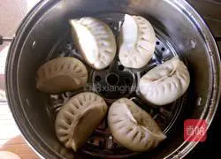 Illustration of how to make eggplant and meat buns 18