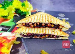 Illustration of how to make blueberry corn sandwich 11