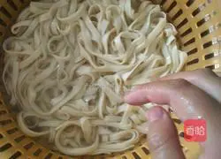 Illustration of how to make fried noodles with double pepper and egg 4
