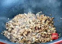 Illustration of how to make noodles with mushroom meat sauce 7