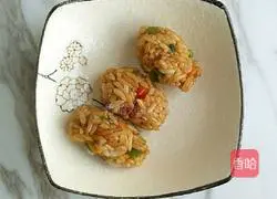Illustration of how to make fried rice with bacon rolls 4
