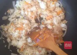 Illustration of how to make fruit and vegetable fried rice 4