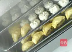 Illustration of how to make steamed buns stuffed with beans and meat stuffing 5