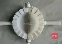 Illustration of how to make sesame leaf and pork stuffed dumplings 7