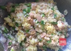 Illustration of how to make salmon, green pepper and onion fried rice 7