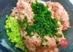 Illustration of how to make pork and celery dumplings 1