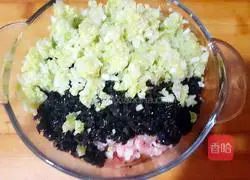 Illustration of how to make cabbage and fungus dumplings 7