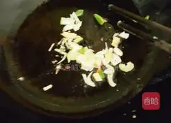 Illustration of how to make double pepper and egg fried rice 4