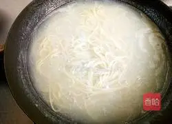 Illustration of how to make vegetarian three-silk fried noodles 8
