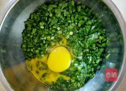 Illustration of how to make chive egg pancake 1