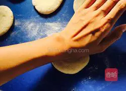Illustration of how to make steamed buns with onion and meat 4