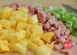 Illustration of how to make ham, pineapple and fruit rice 1