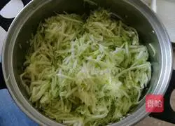 Illustration of how to make pork and zucchini dumpling fillings 5