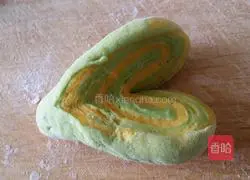 Illustration of how to make rainbow pattern steamed buns 9