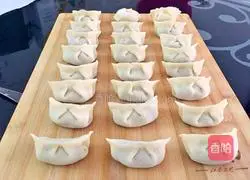 Illustration of how to make celery and pork dumplings 11