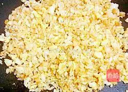 Illustration of how to mix fried rice with chili sauce 7