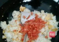 Illustration of how to make tomato and egg fried rice 11