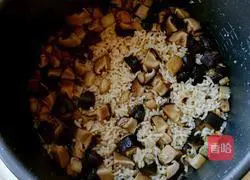 Stewed diced mushrooms and pork Illustration of how to make rice 9