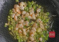 Illustration of how to make ham, shrimp and egg fried rice 4