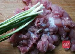 Illustration of how to make steamed meat cakes 2