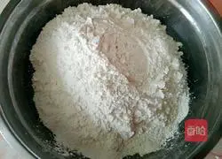 Illustration of making homemade cucumber-flavored glutinous rice balls 2