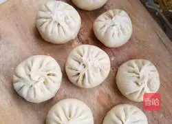 Illustration of how to make pork and radish stuffed buns 10