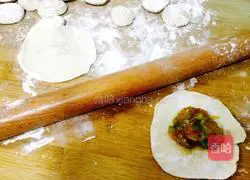 Illustration of how to make celery and meat dumpling stuffing 7