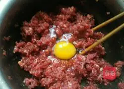 Illustration of how to make beef and green onion dumplings 5