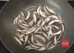 Illustration of how to make mushroom and chive wontons 1