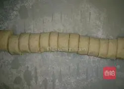 Illustration of how to make fish paste and flower dumplings with steamed buns 4