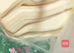 Illustration of how to make fresh meat and shrimp wontons 3