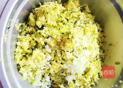 Illustration of how to make gourd, melon and meat dumplings 4