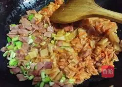 Illustration of how to make bacon and spicy cabbage fried rice 3
